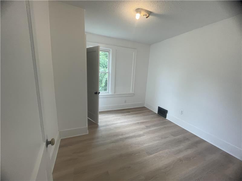 1439 Maryland Ave - Photo 5 of 25