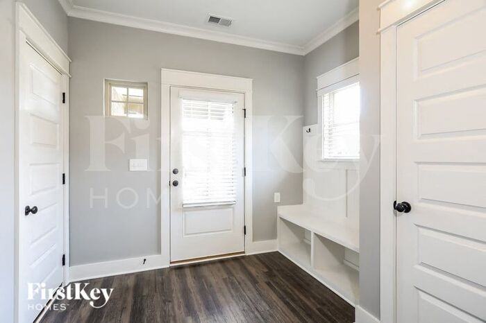 1466 Woodridge Pl - Photo 3 of 15