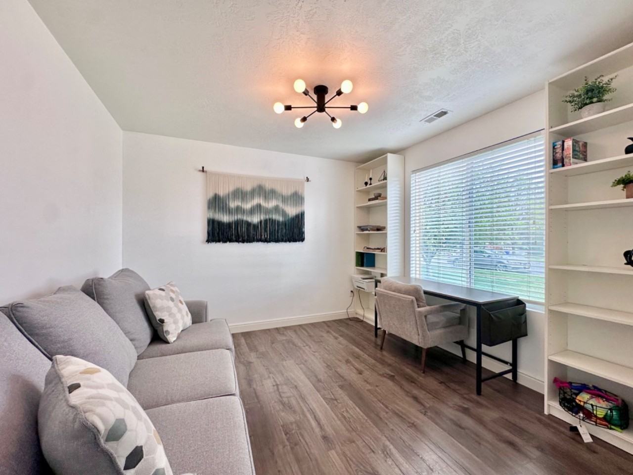 2113 E Hawthorne St - Photo 3 of 32