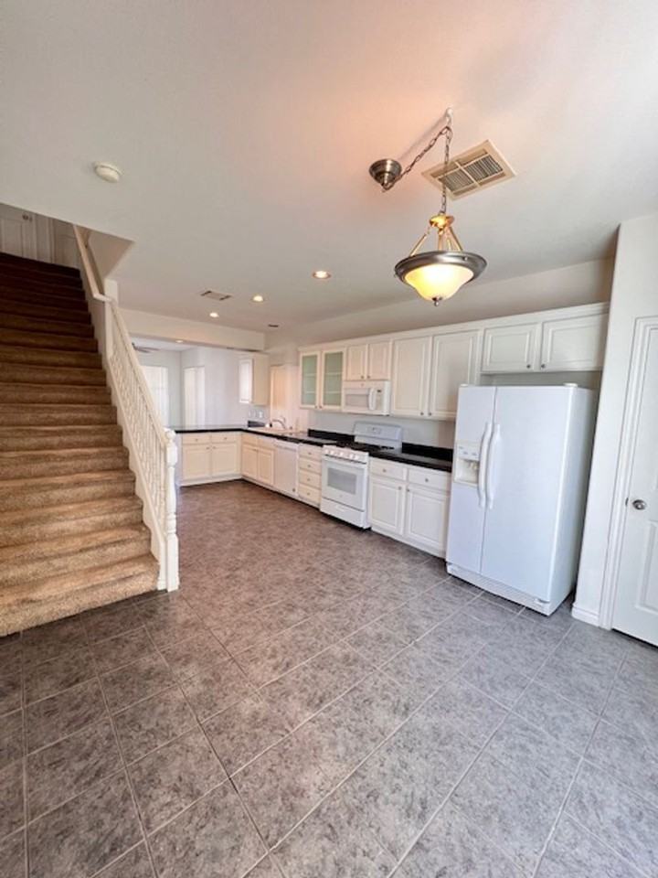 1513 Homeward Cloud Ave - Photo 4 of 8