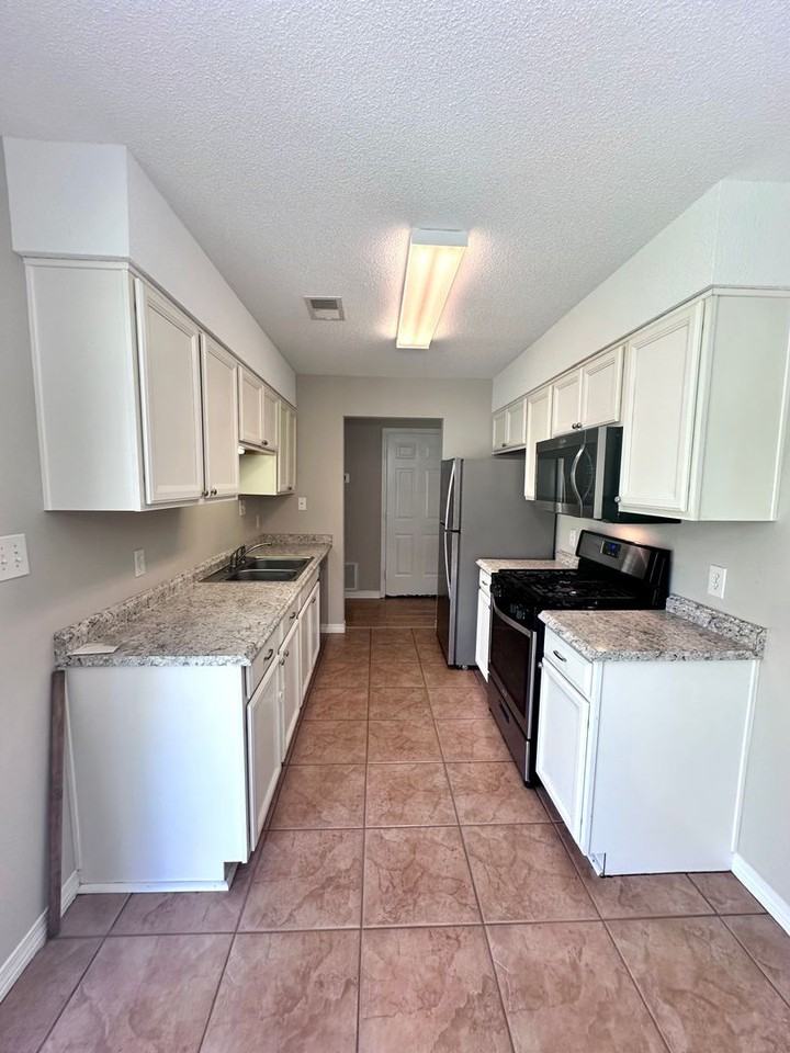 197 Lola Cir - Photo 3 of 13