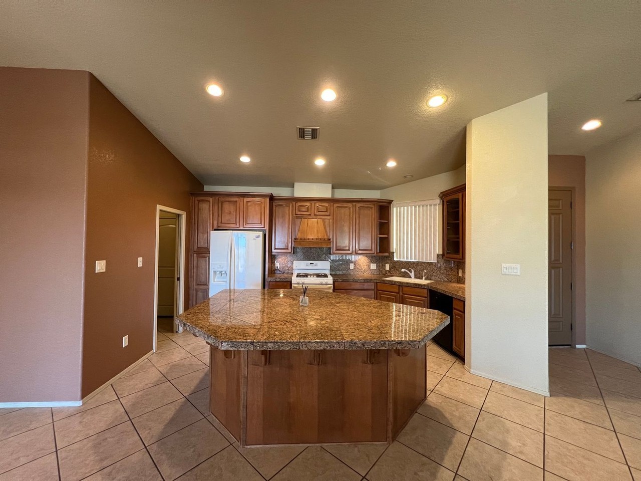 2506 S Terrace Ave - Photo 3 of 35