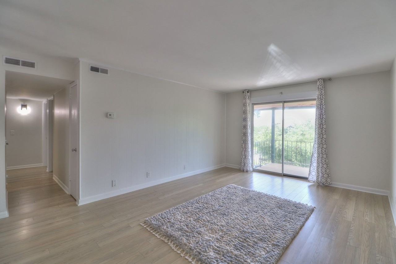 555 N Dupont Ave - Photo 2 of 15