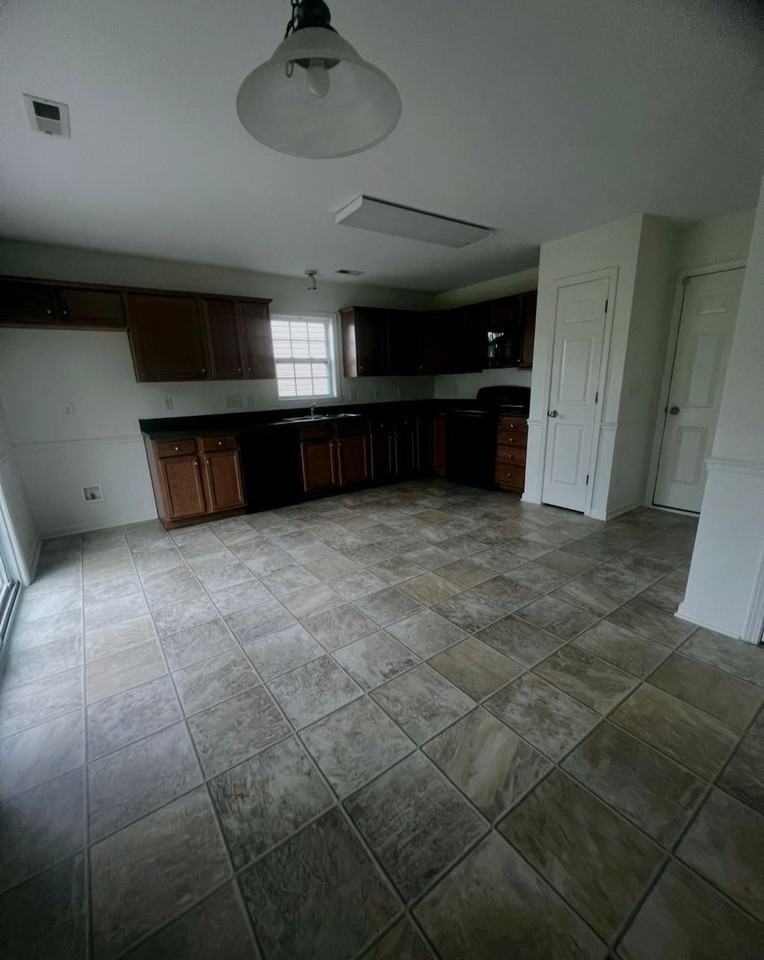 1507 Hamilton Hills Dr - Photo 3 of 8