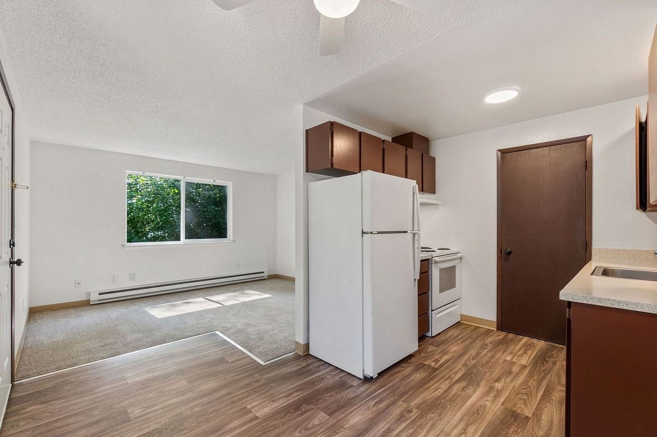 Timberlakes Apts - Photo 2 of 7