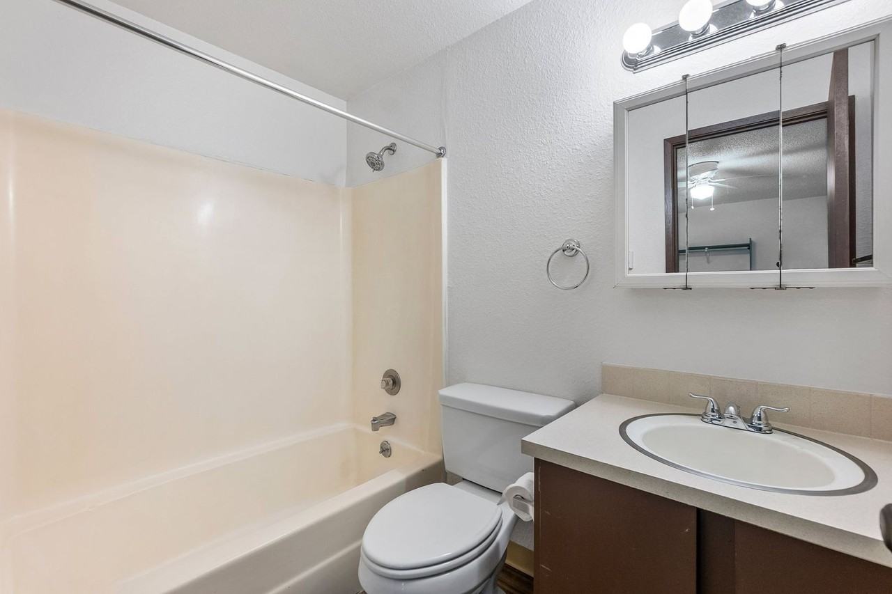 Timberlakes Apts - Photo 5 of 7