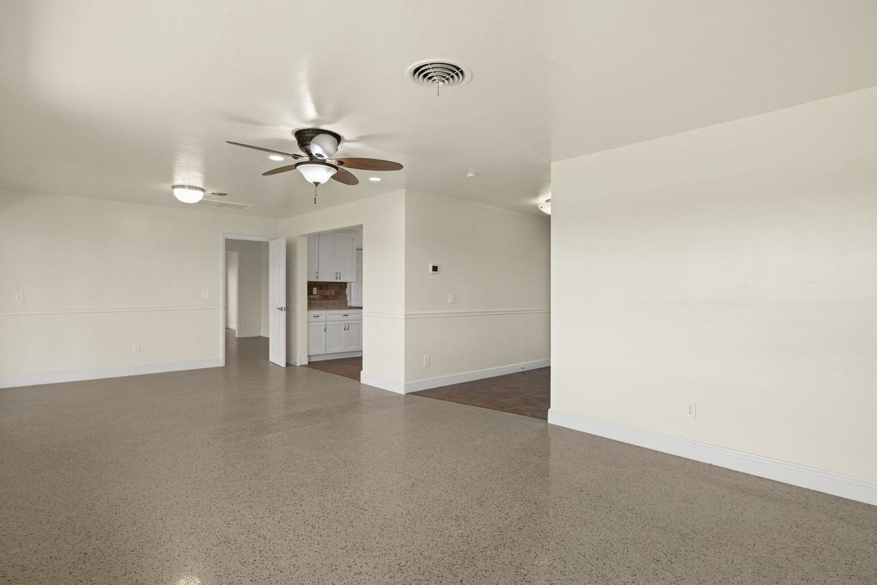 5019 E Riverside Dr - Photo 6 of 32