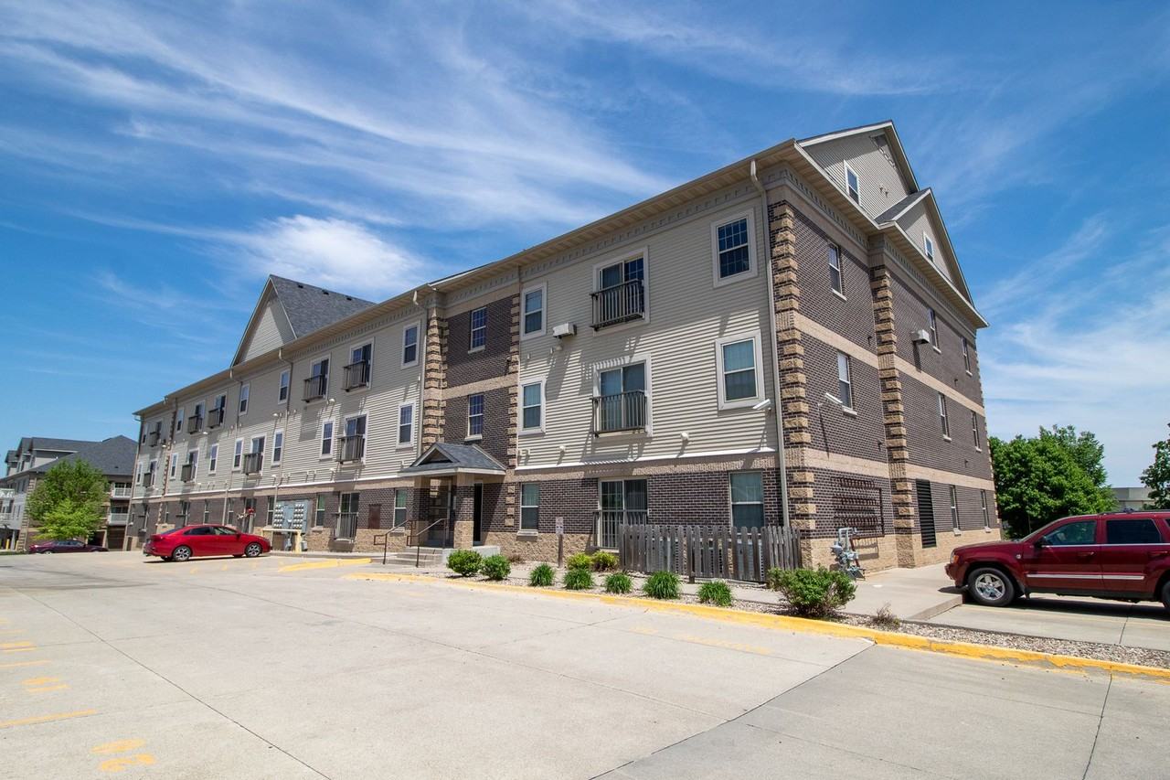 205 Beach Ave - Photo 2 of 50