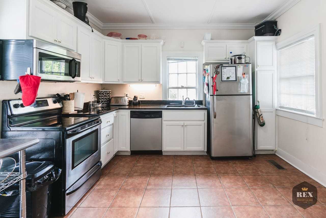 411 11th St - Photo 5 of 8