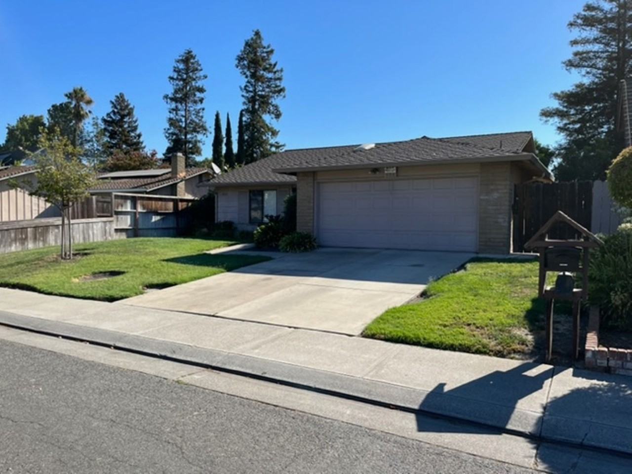 4040 Five Mile Dr - Photo 3 of 4