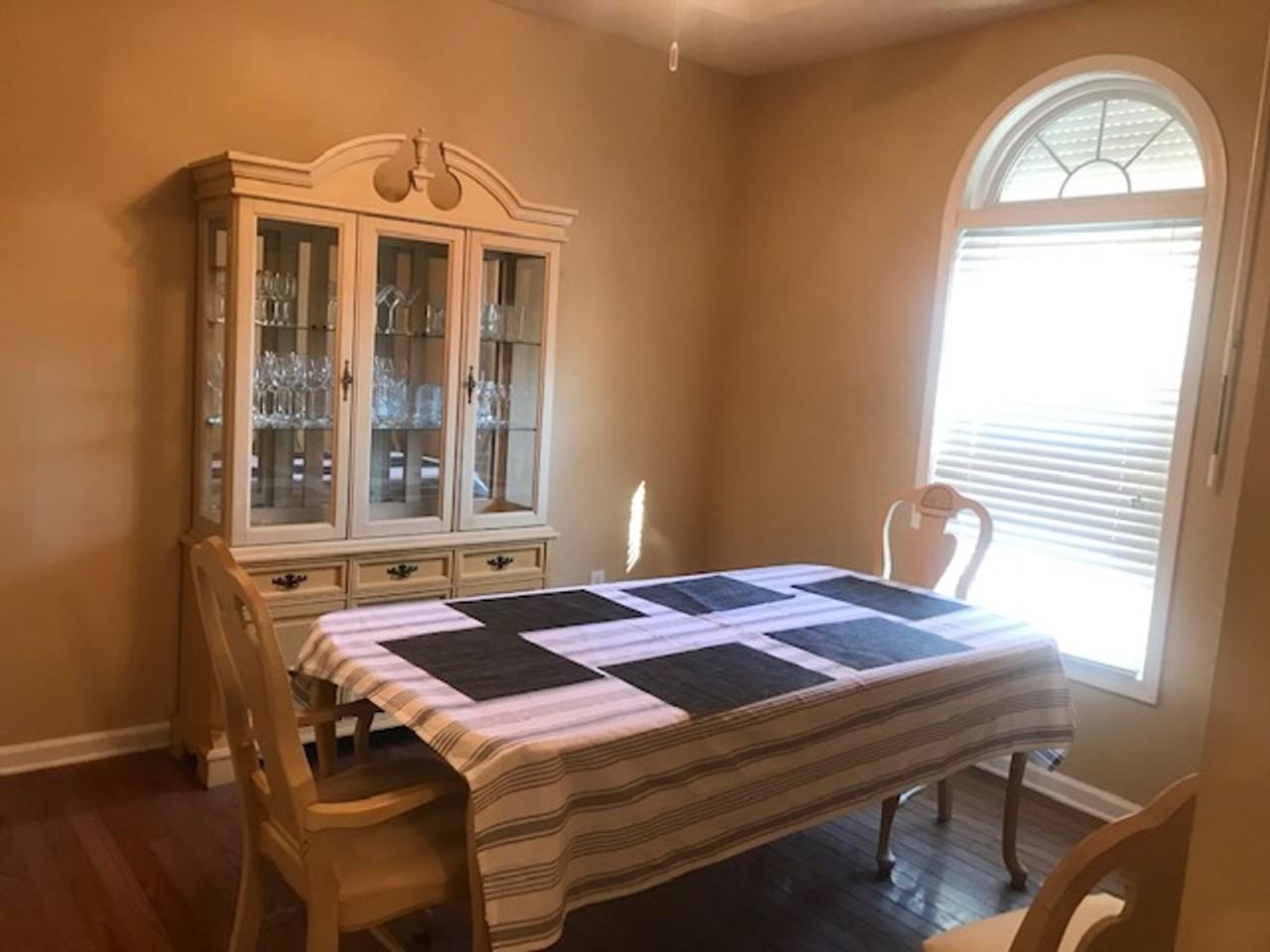 302 Caroline Cir - Photo 4 of 16