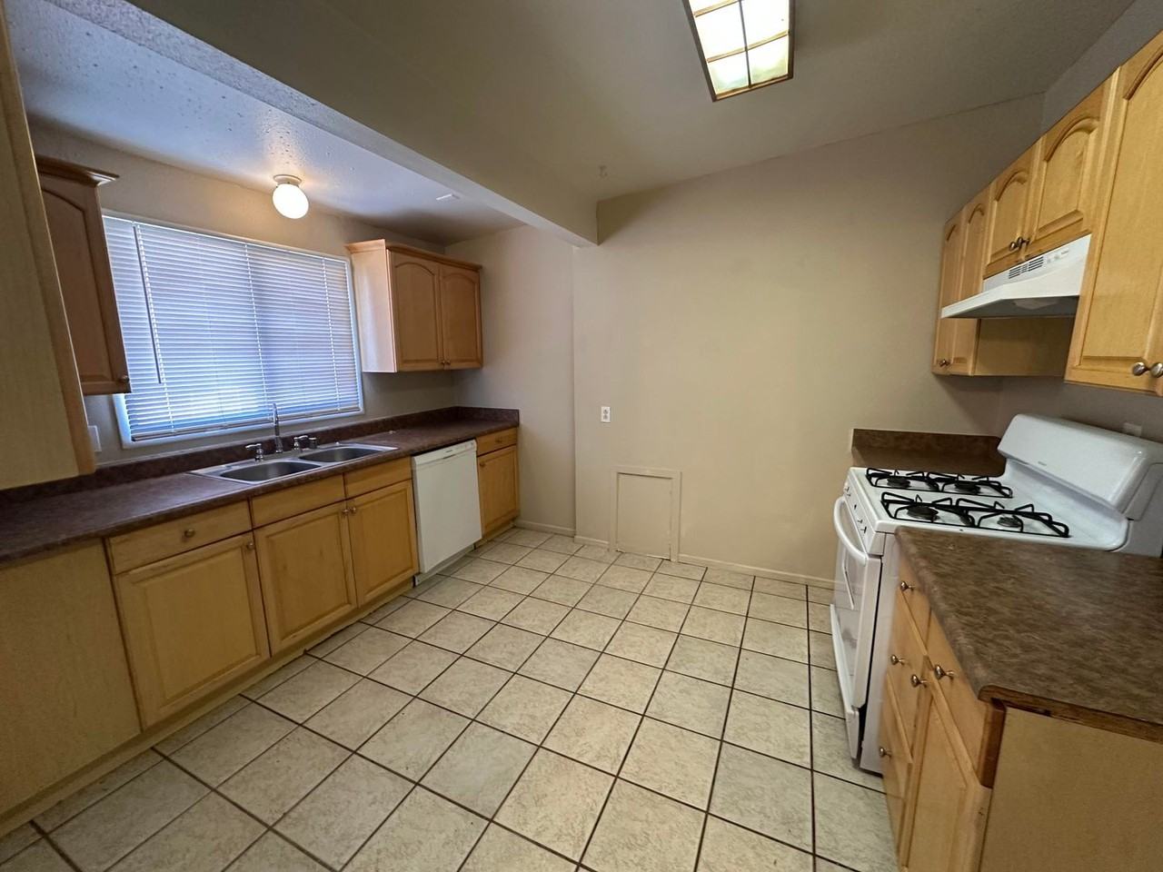 453 Oasis Dr - Photo 3 of 10