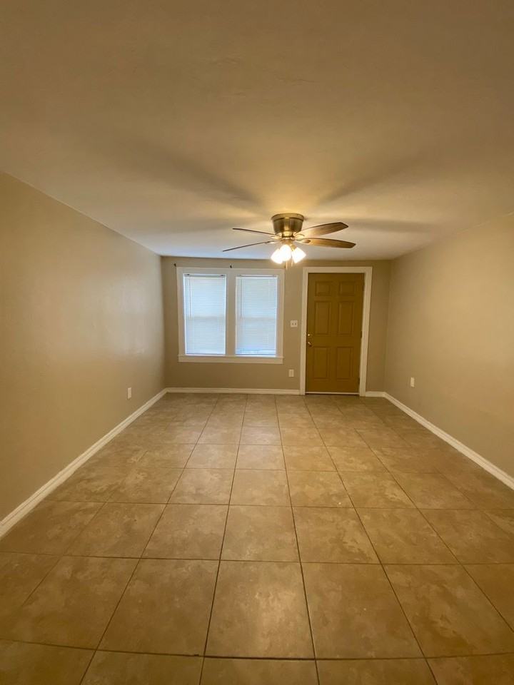 133 Se 32nd St - Photo 2 of 15