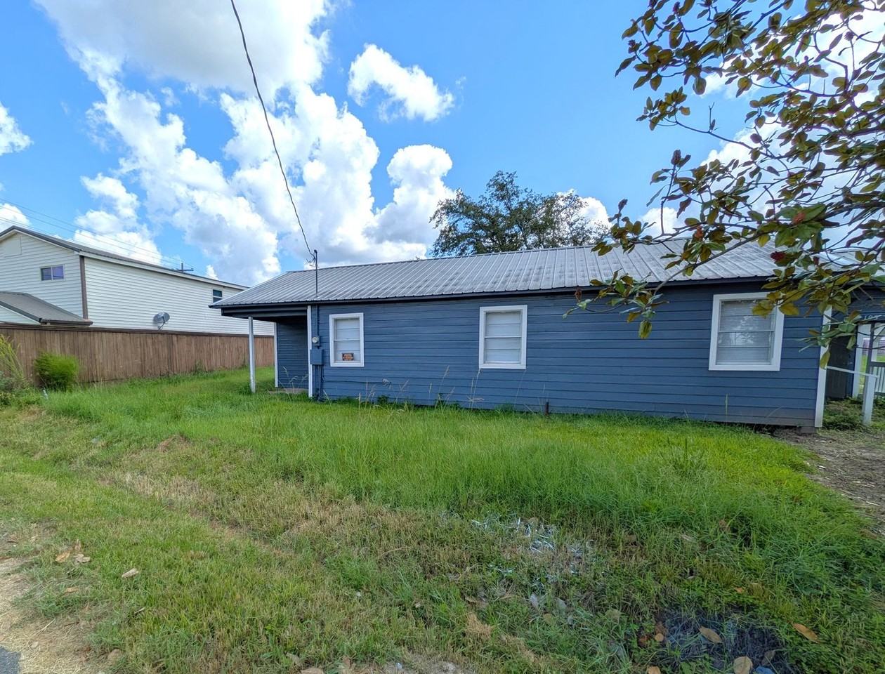 105 Hebert St - Photo 2 of 12