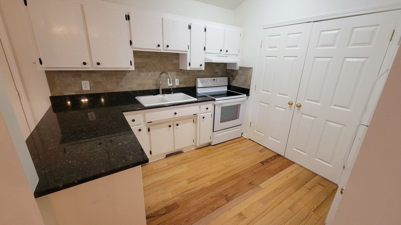 7 Wooddale Ct - Photo 4 of 12