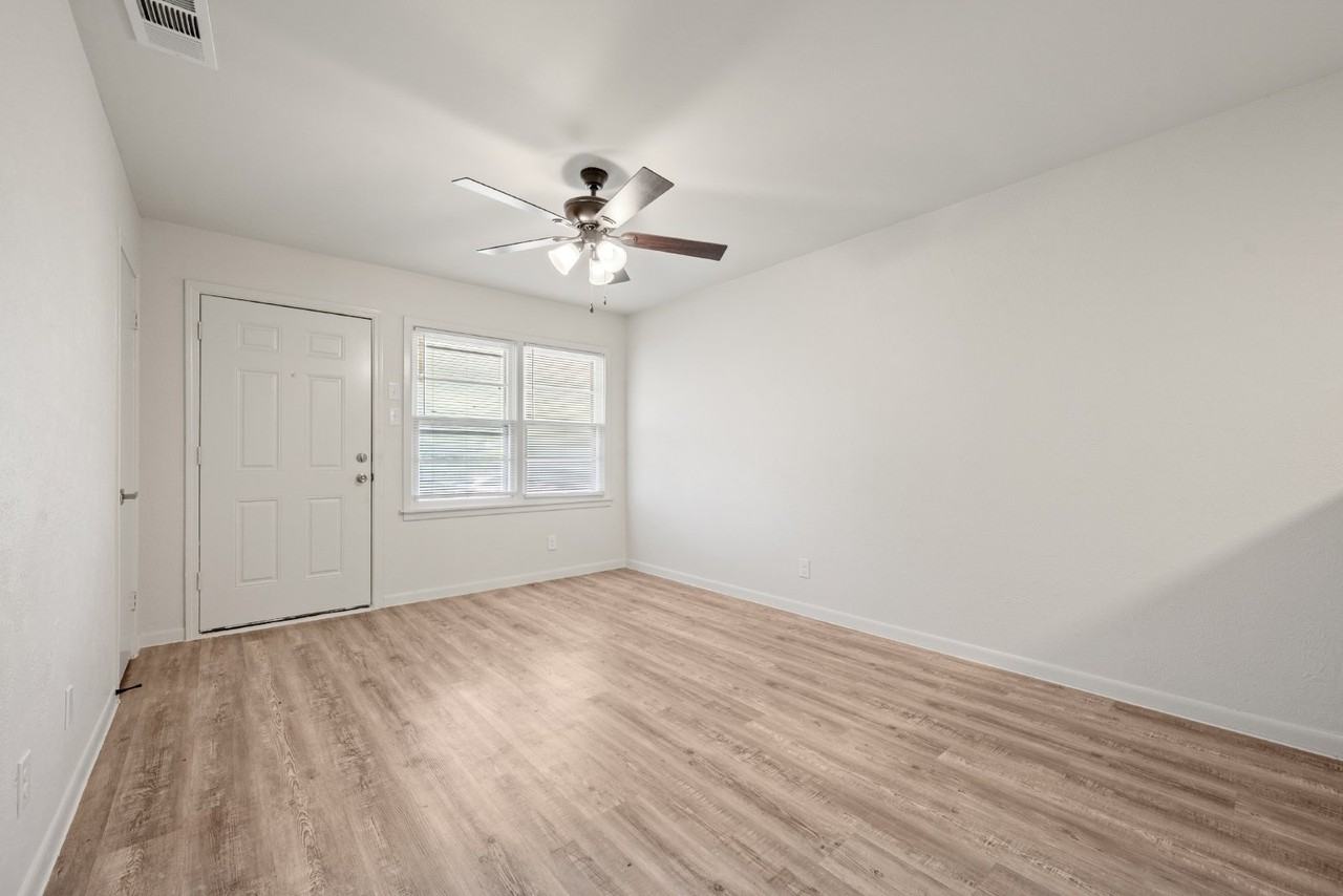 1704 N Trinity St - Photo 3 of 22