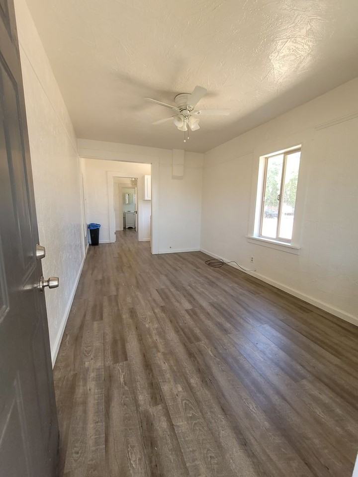 927 7th St - Photo 2 of 6