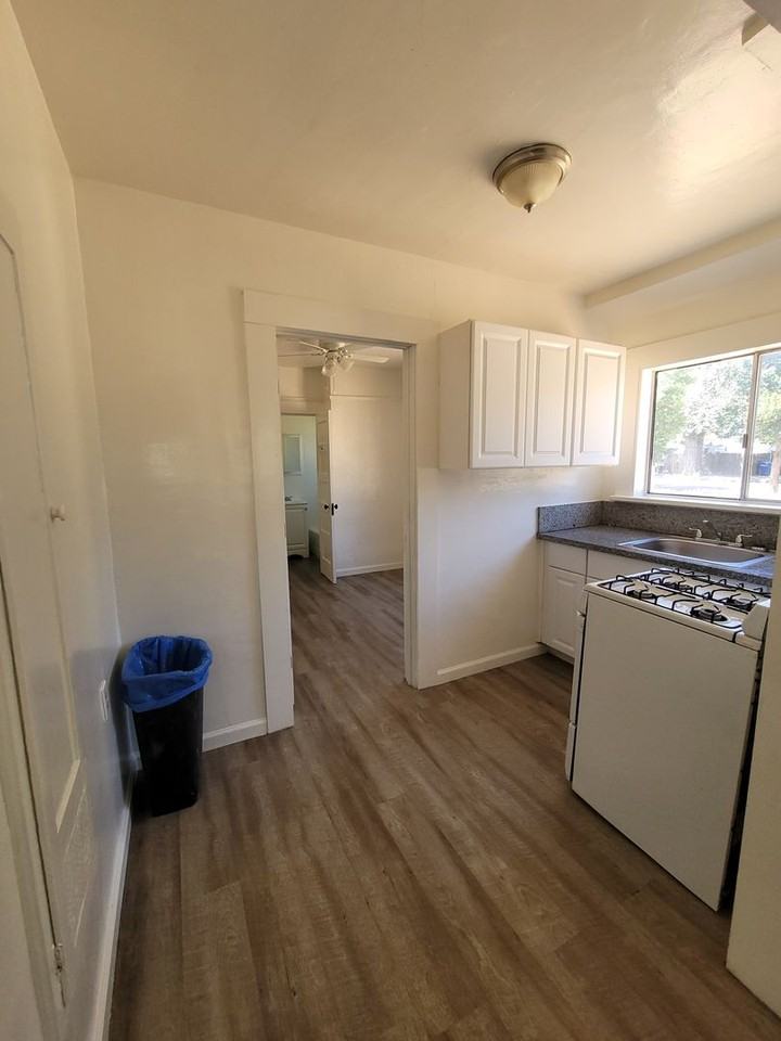 927 7th St - Photo 3 of 6