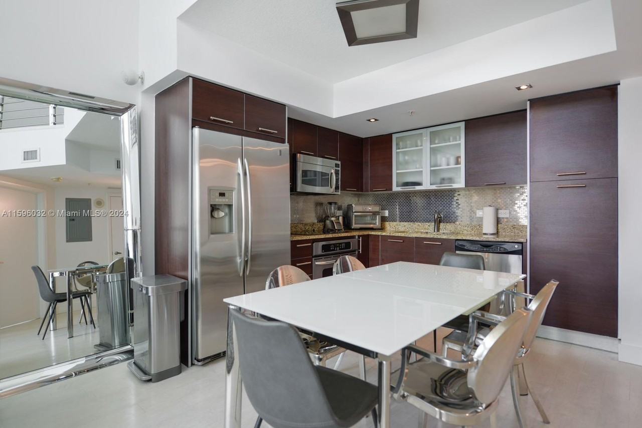 41 Southeast 5th Street #2009 - Photo 2 of 10