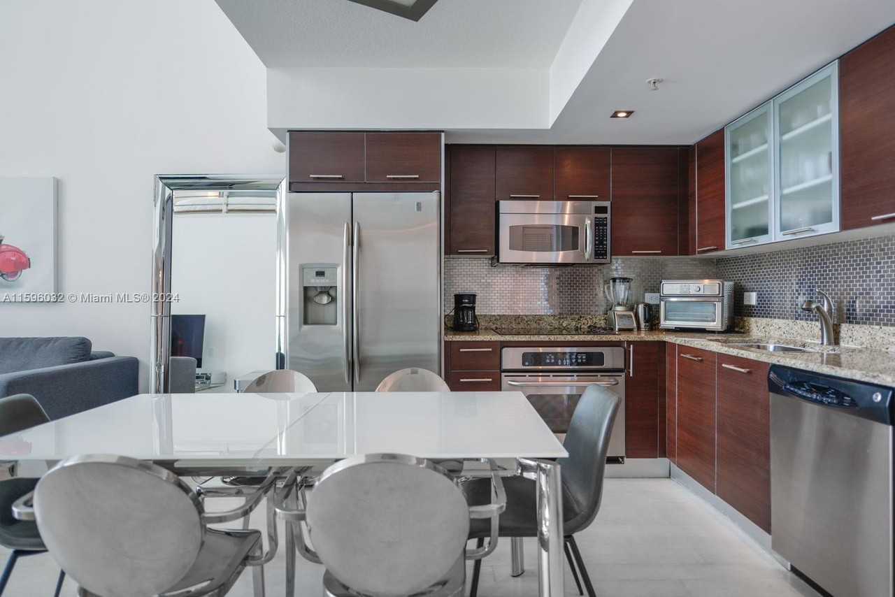 41 Southeast 5th Street #2009 - Photo 3 of 10