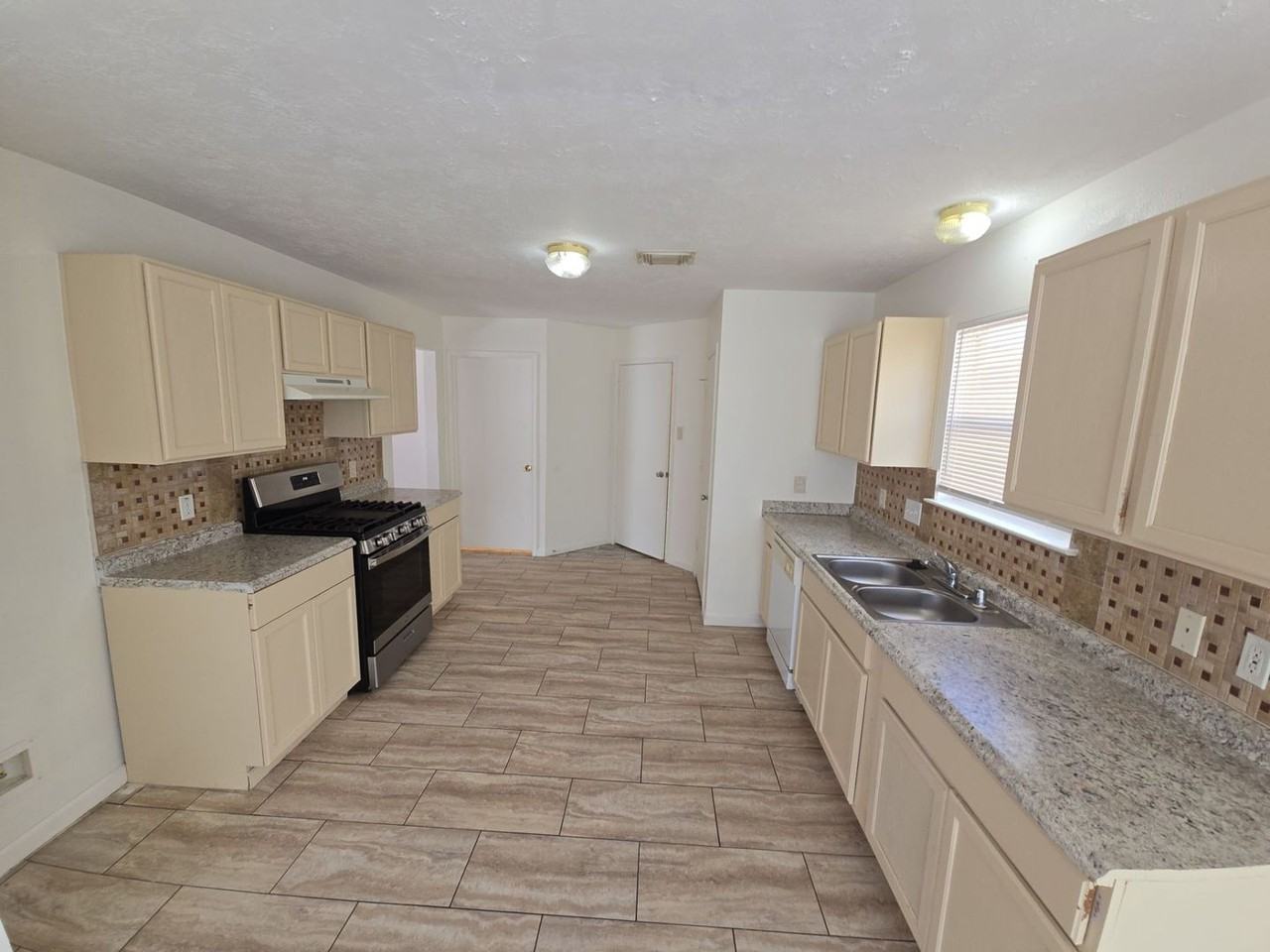 21802 Westfield Ridge Dr - Photo 2 of 41
