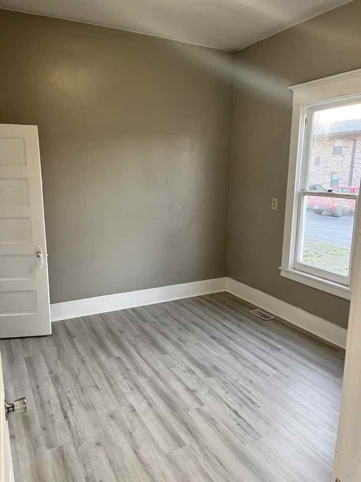 417 W Brook St - Photo 3 of 11