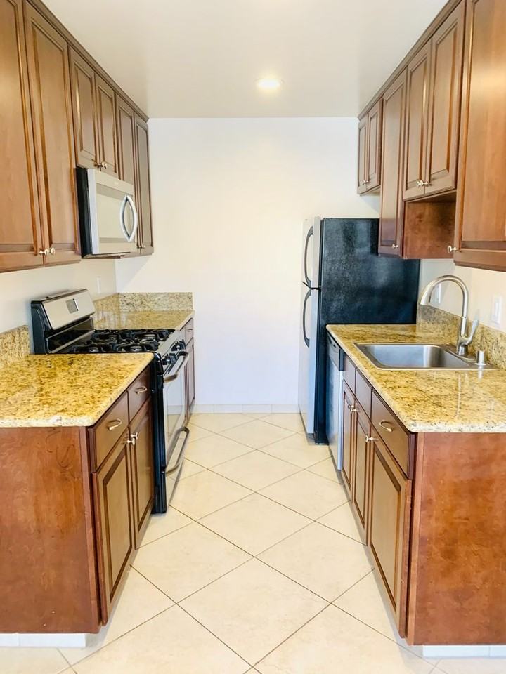 1537 Linwood St - Photo 7 of 20