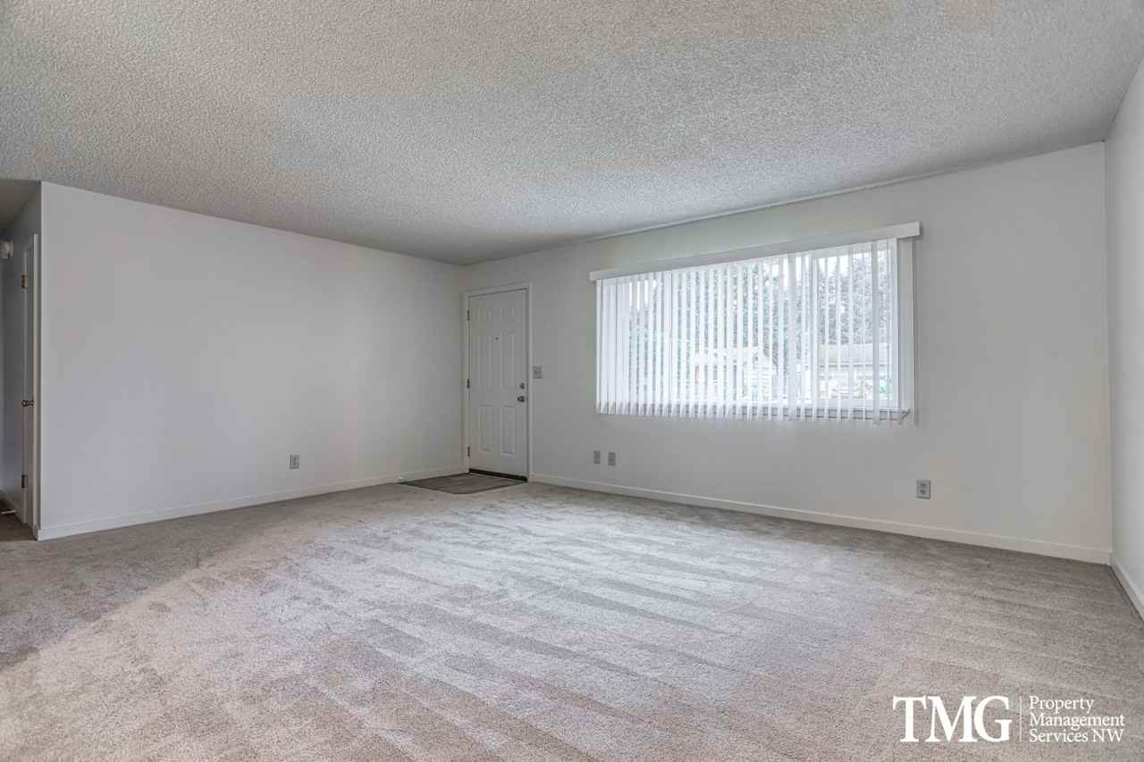 8818 Ne Lewis Dr - Photo 2 of 33