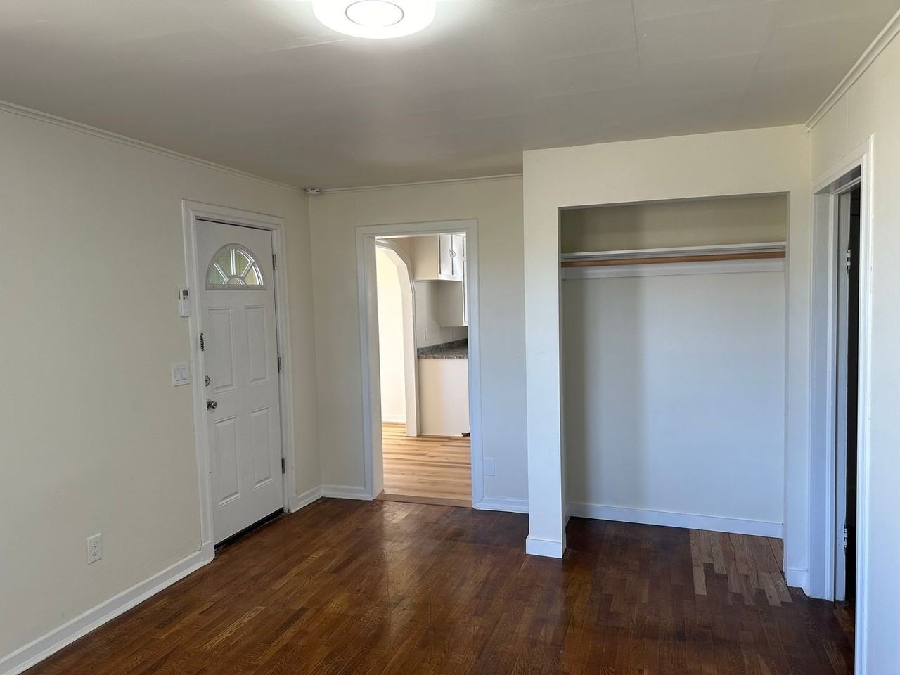 1560 Robert St - Photo 5 of 48