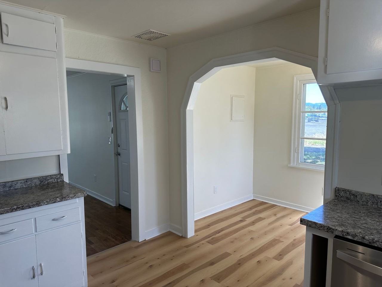 1560 Robert St - Photo 6 of 48
