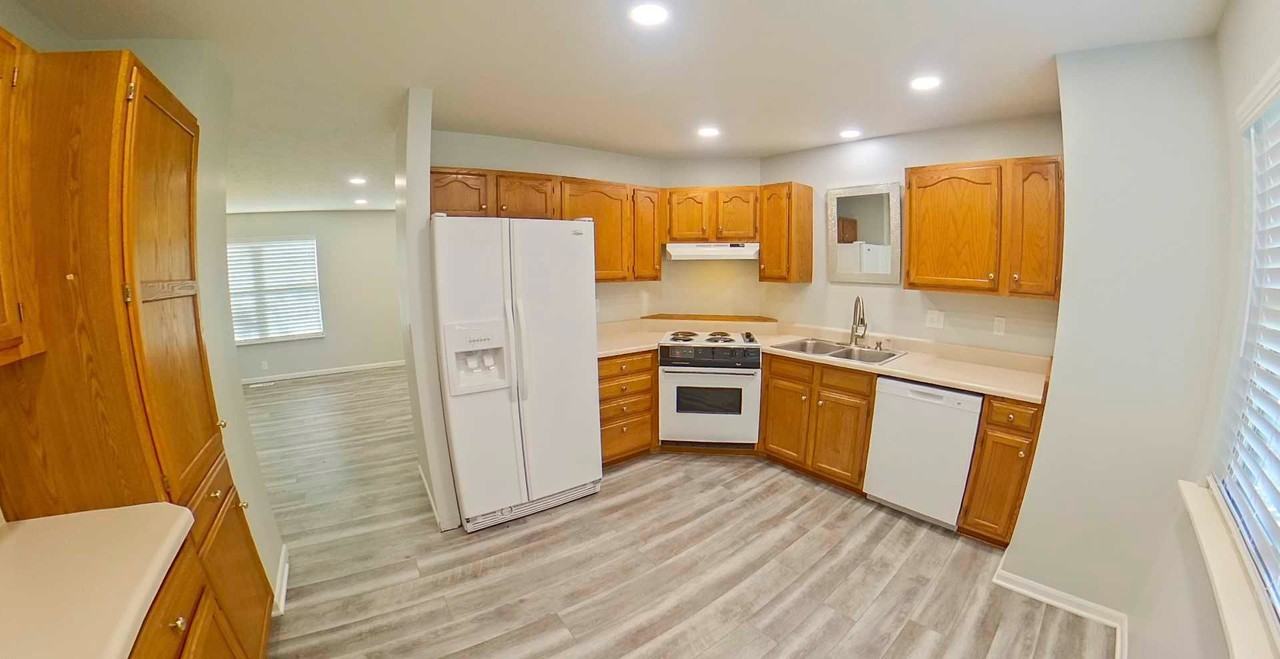 837 Davis Dr - Photo 2 of 10