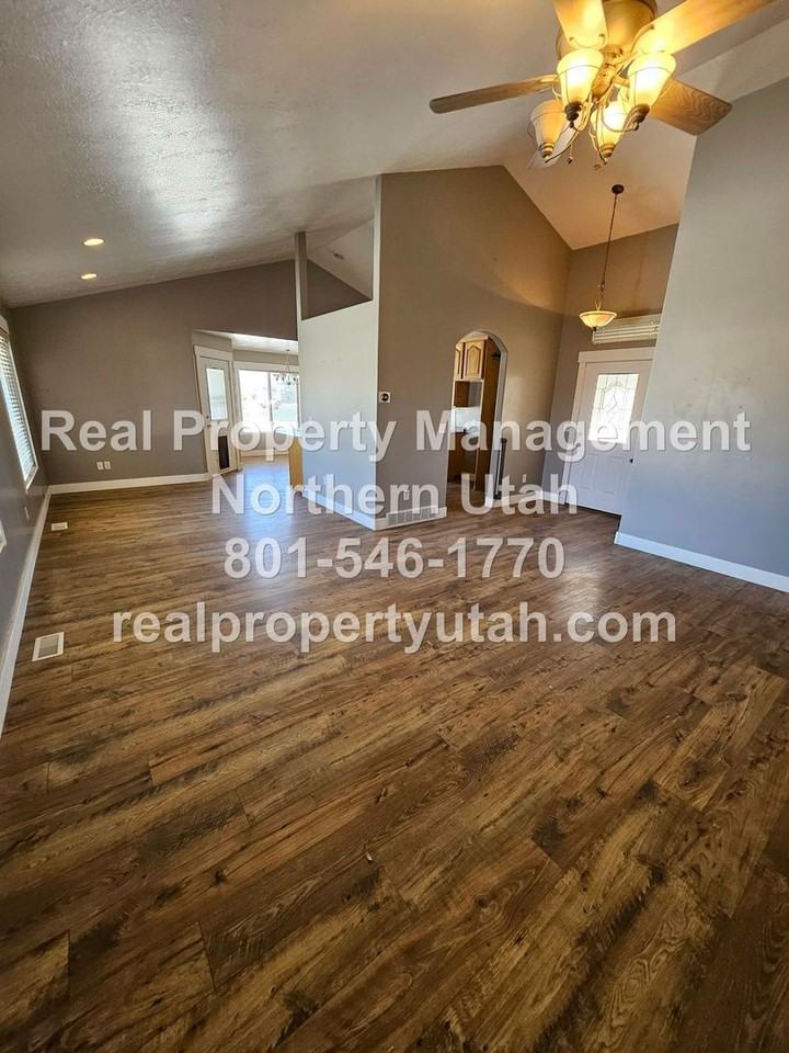 1437 N 3775 W - Photo 3 of 31