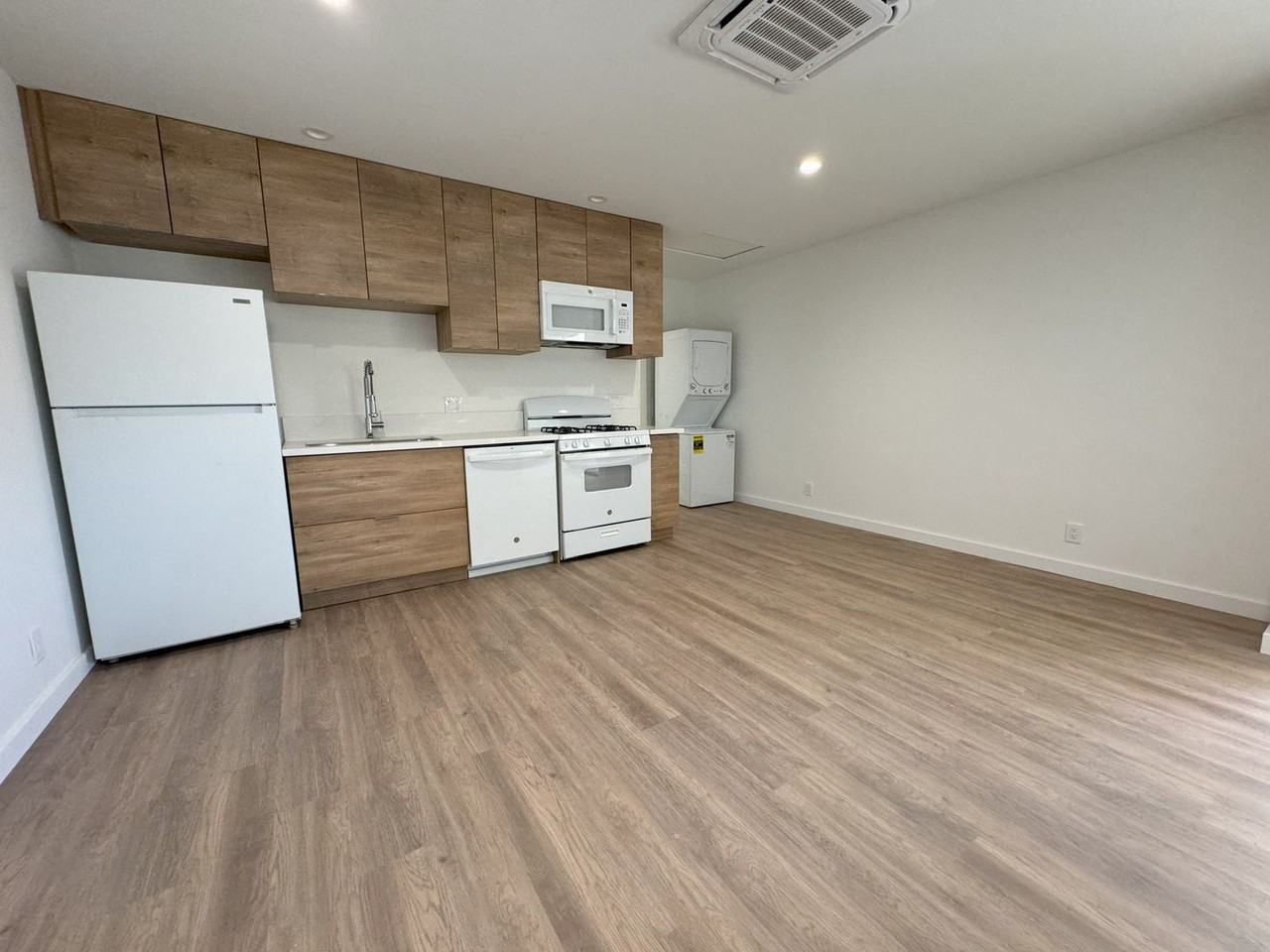 321 E St - Photo 2 of 4