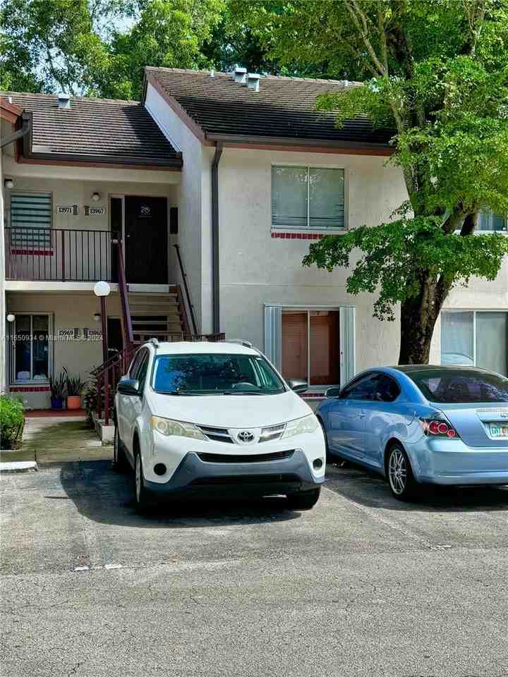 13965 Sw 91st Ter #13965 - Photo 3 of 8