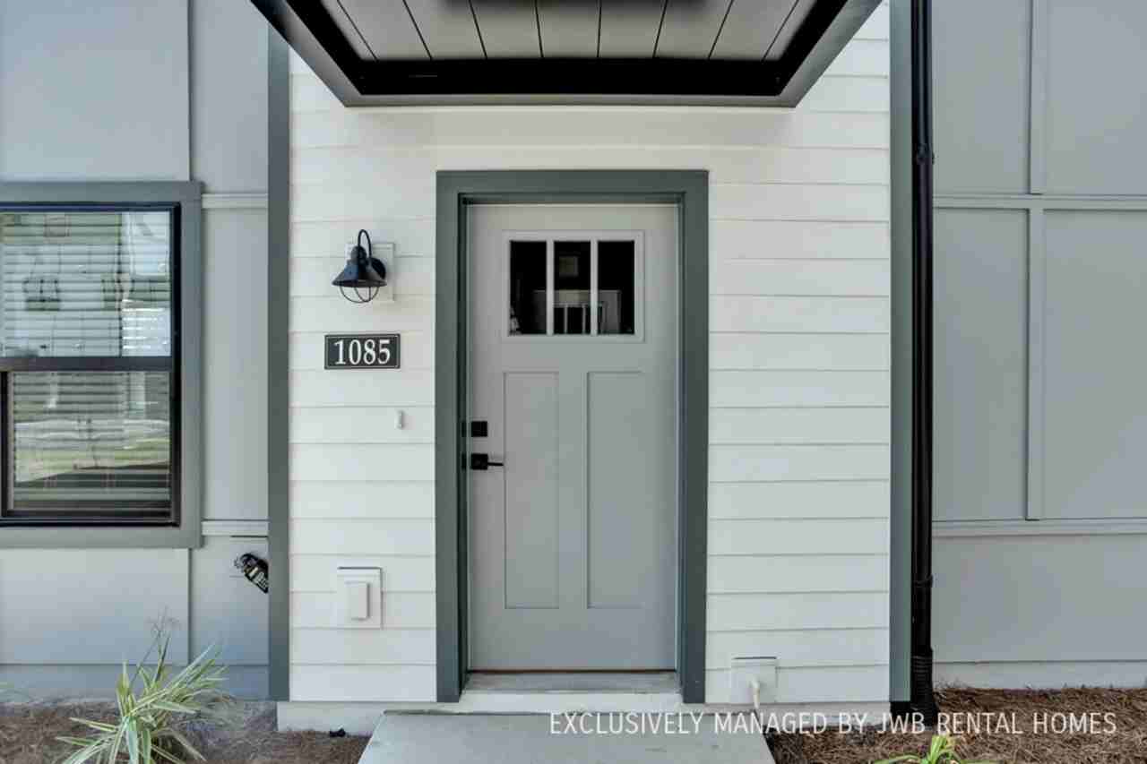 1085 Porter St - Photo 2 of 13