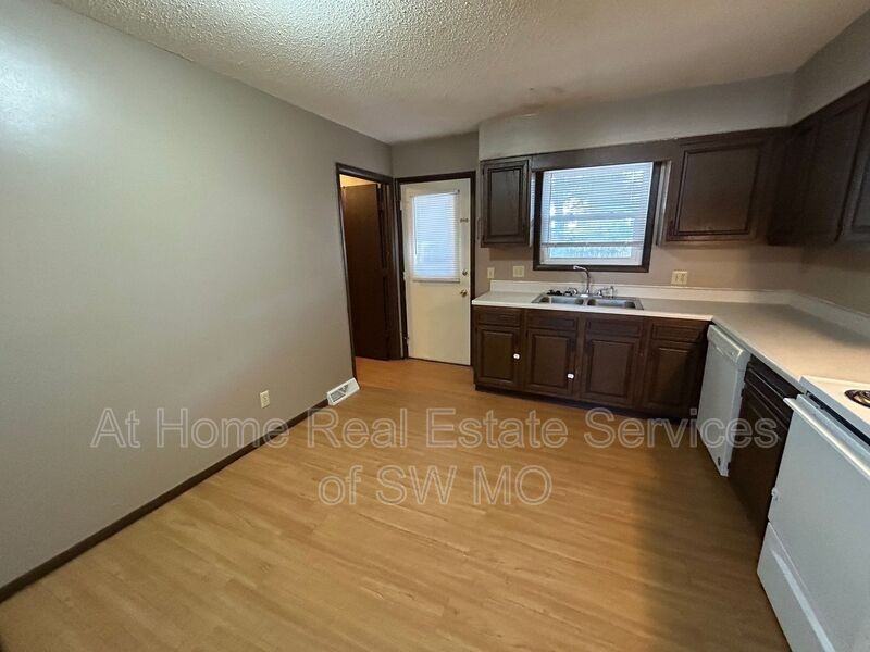 621 W Meadowview Dr #3 - Photo 3 of 8