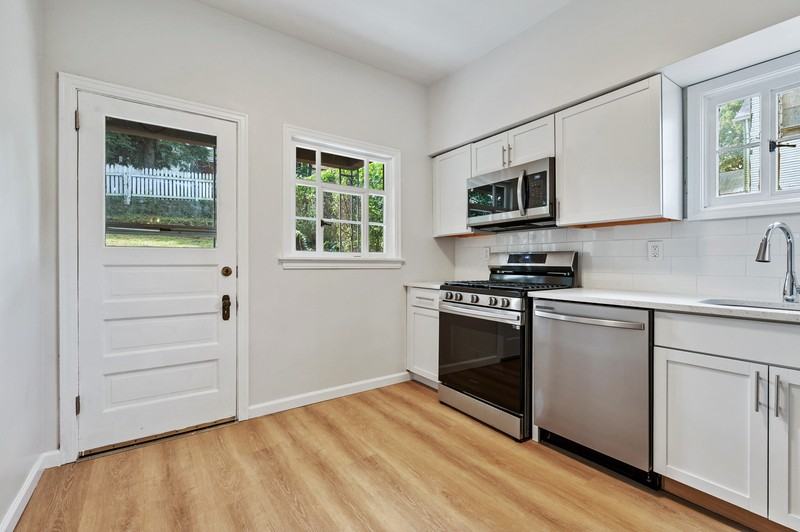 306 Marie Ave - Photo 3 of 21