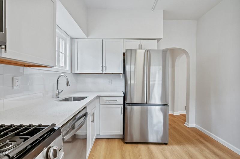 306 Marie Ave - Photo 4 of 21