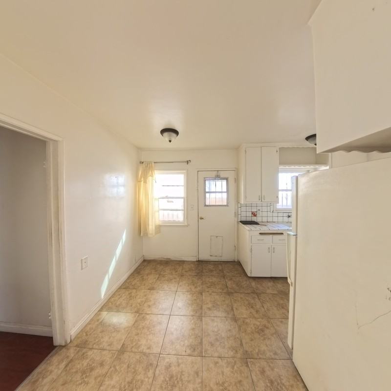 1320 W Parade St - Photo 2 of 8