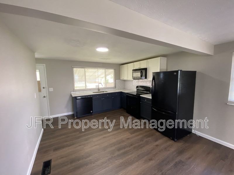 1030 Holly Hill Dr - Photo 2 of 10