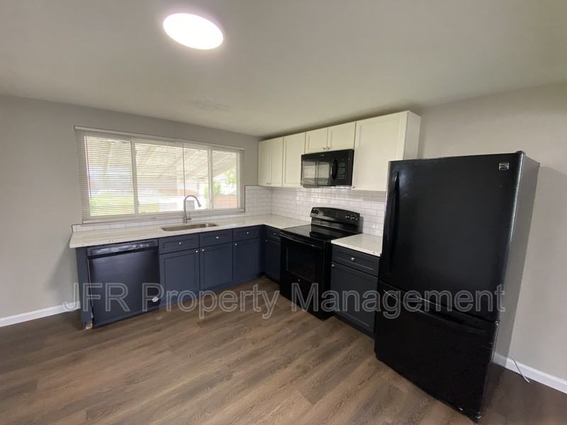 1030 Holly Hill Dr - Photo 3 of 10