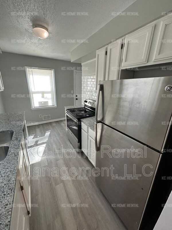 3511 E 58th Ter - Photo 3 of 35