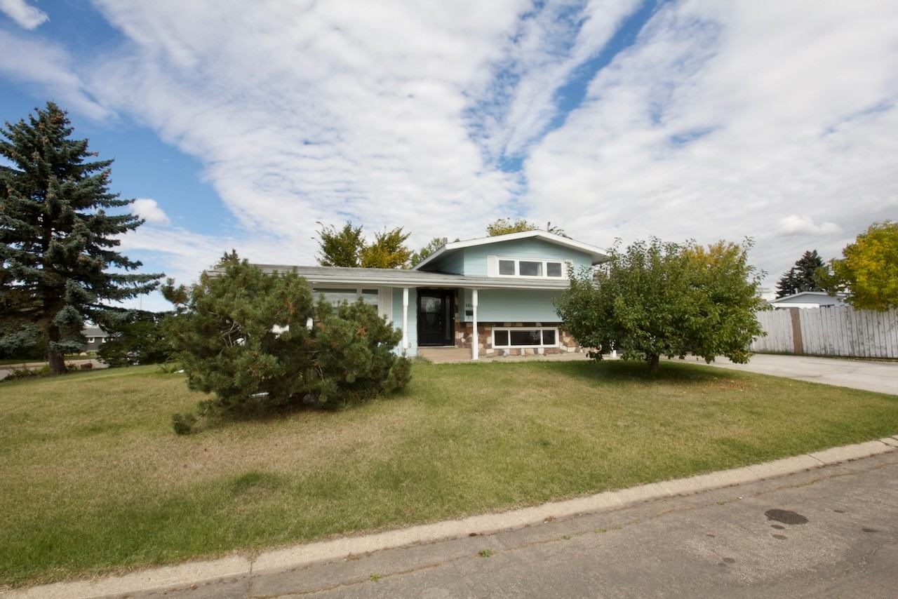 6816 43a Ave Nw - Photo 2 of 33