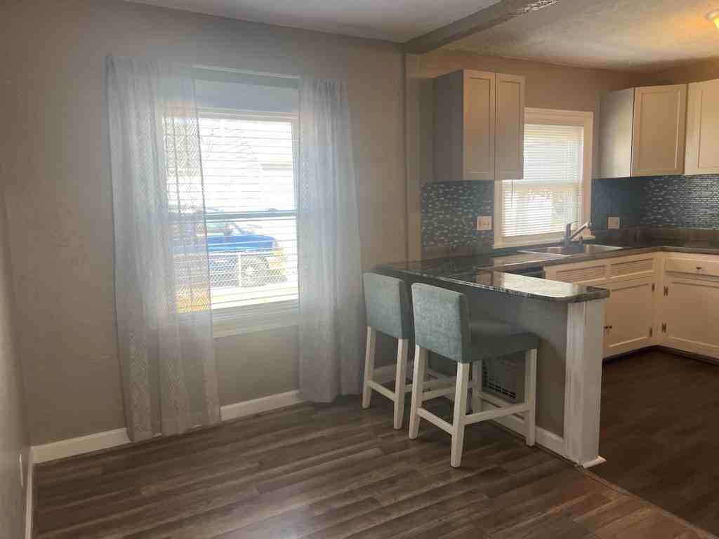 1037 Croyden Dr - Photo 3 of 9