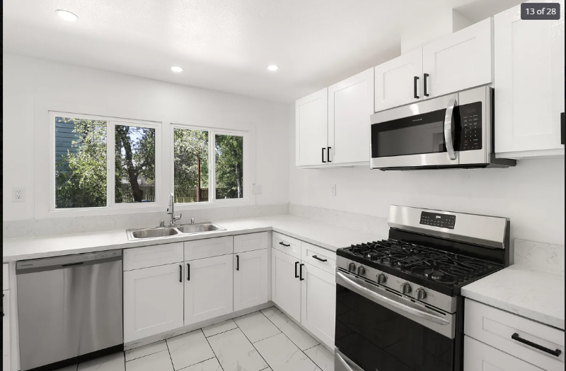 2432 Butte St - Photo 3 of 19