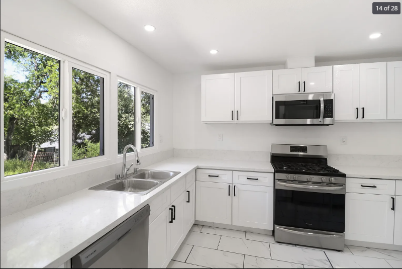 2432 Butte St - Photo 4 of 19