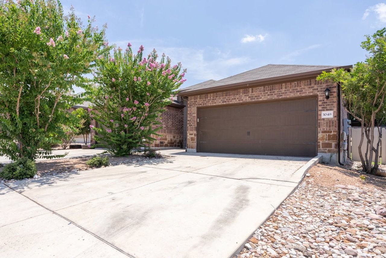 1048 Carolyn Cv - Photo 2 of 22