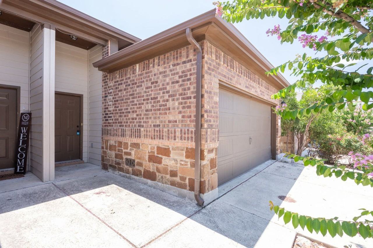 1048 Carolyn Cv - Photo 3 of 22