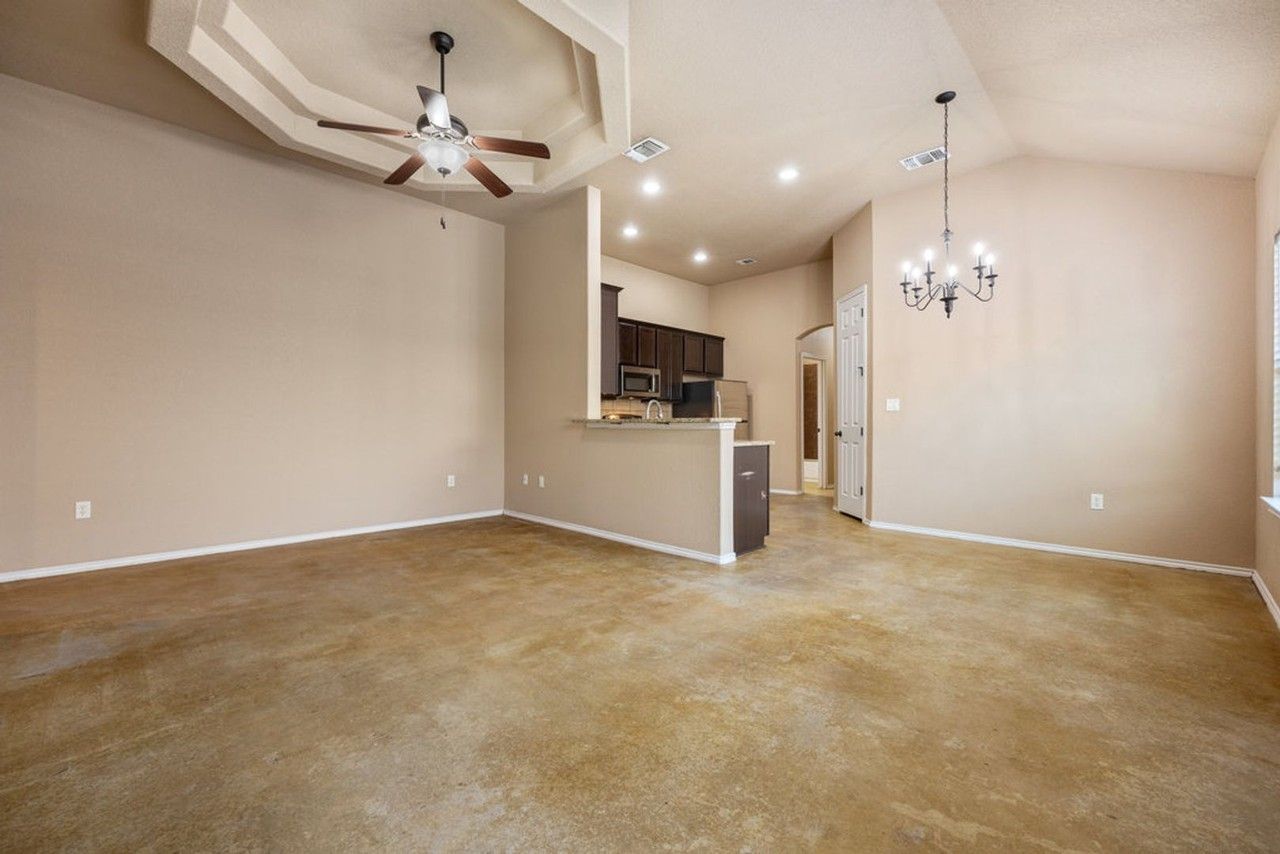 1048 Carolyn Cv - Photo 4 of 22