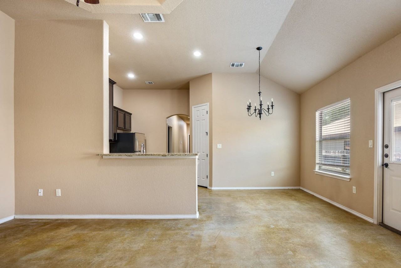 1048 Carolyn Cv - Photo 5 of 22